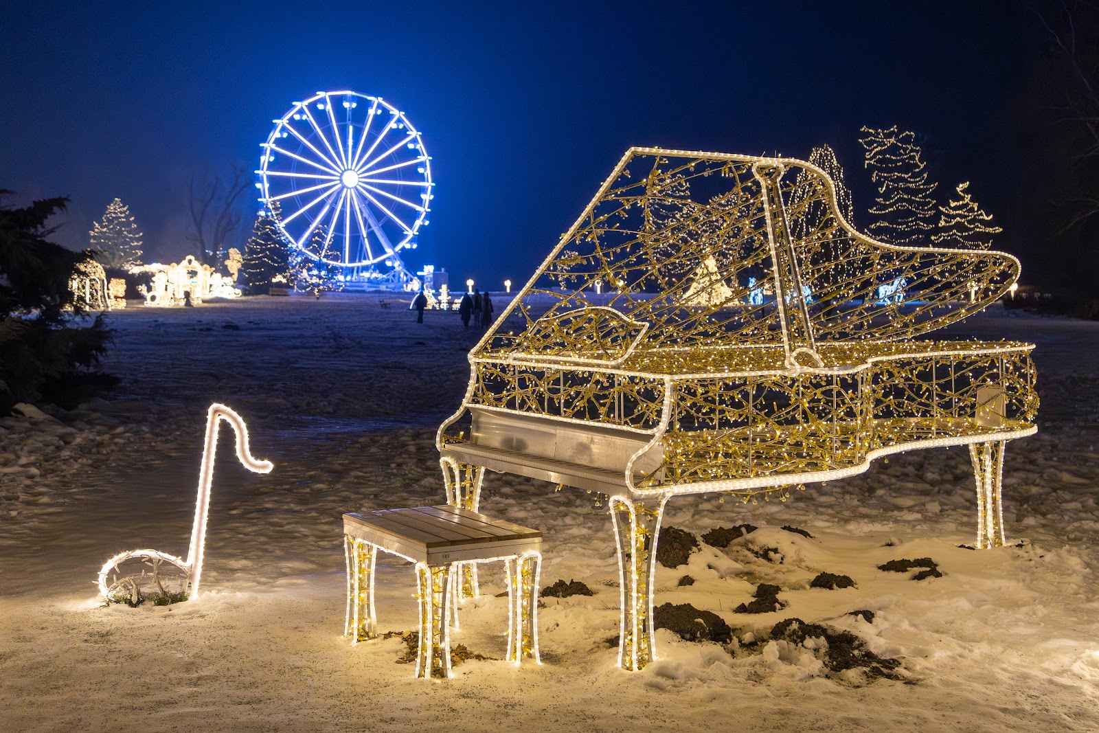 Leuchtendes Klavier aus Lichterketten in einem verschneiten Park