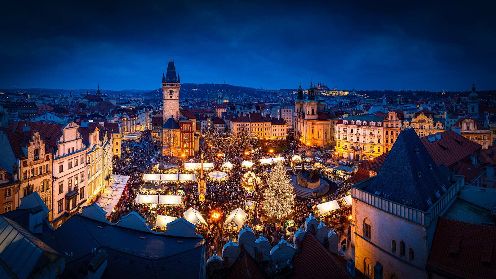 Beleuchteter Weihnachtsbaum auf einem historischen Altstadtplatz bei Nacht