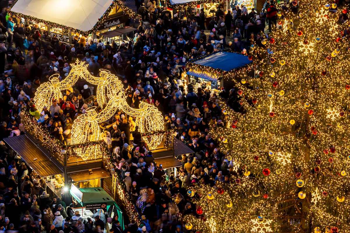 Weihnachtsbaum und Lichterketten über einem Altstadtplatz