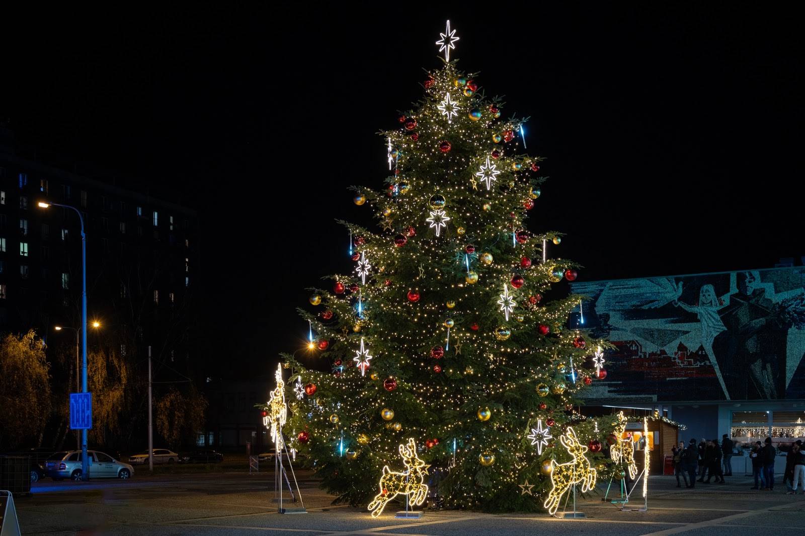 Weihnachtsbaum und beleuchtete Rentierfiguren in einer Stadt